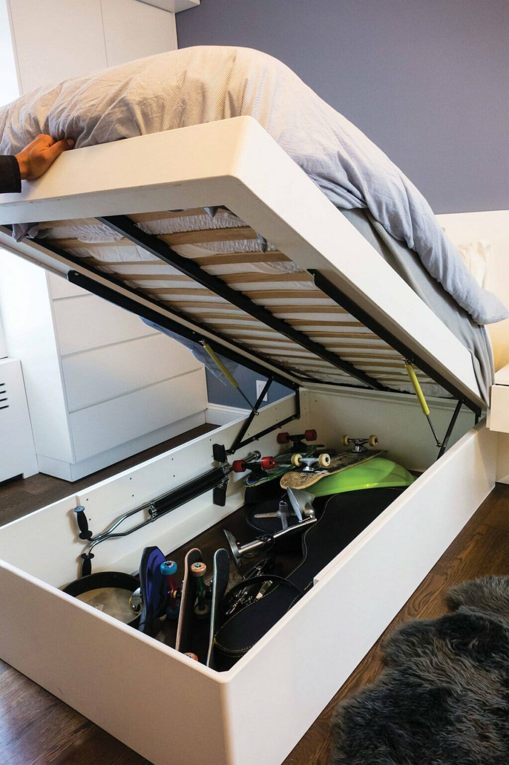 Mẫu giường ngủ với khung tùy chỉnh cho phép bạn lưu trữ những món đồ ít khi sử dụng, giúp căn phòng trở nên thoáng gọn hơn.