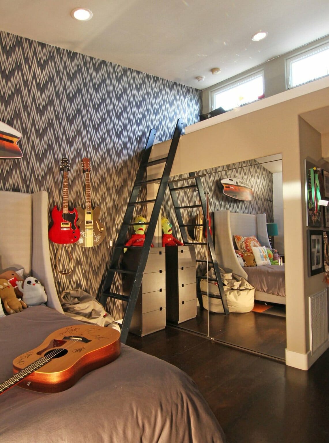 phòng ngủ trẻ em với giường gác xép, đàn ghi ta, thang sắt màu đen lên gác xép