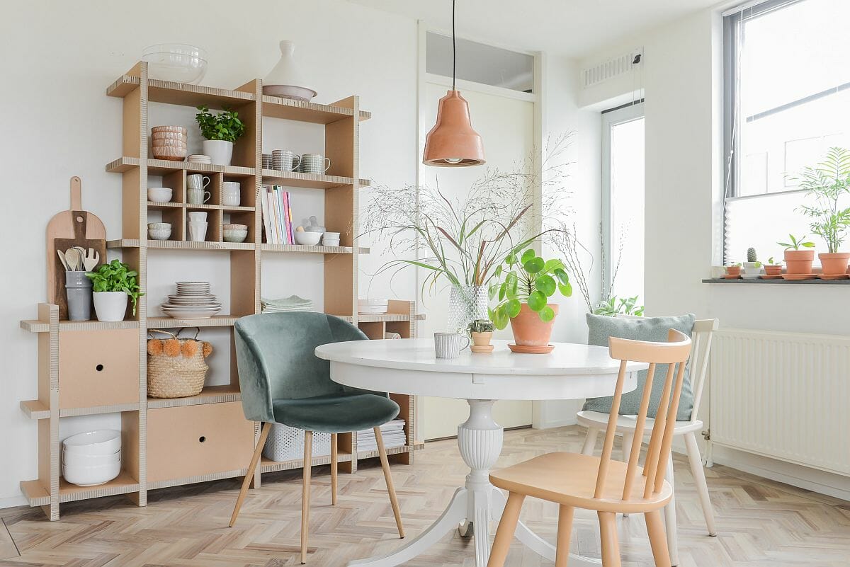 Phòng ăn màu trắng, dùng nội thất gỗ, tiết kiệm không gian và mang lại cảm giác thư giãn.