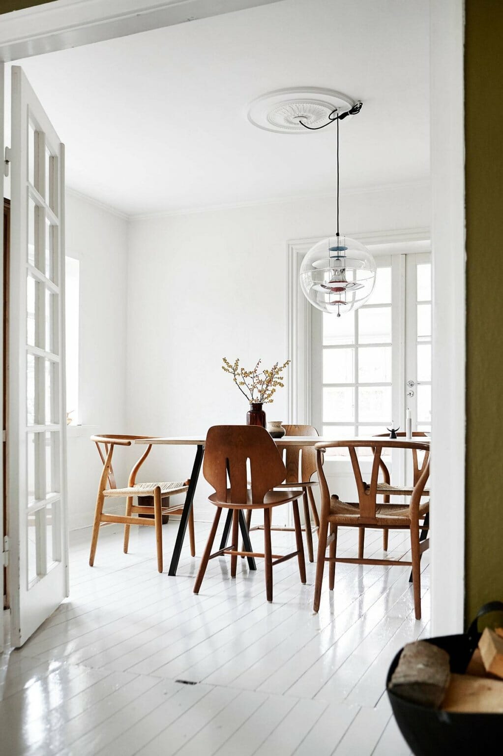 Phòng ăn phong cách scandinavian sáng bóng và tràn ngập ánh sáng tự nhiên. Bộ bàn ghế ăn bằng gỗ nâu tạo cảm giác ấm áp, thân thiện.