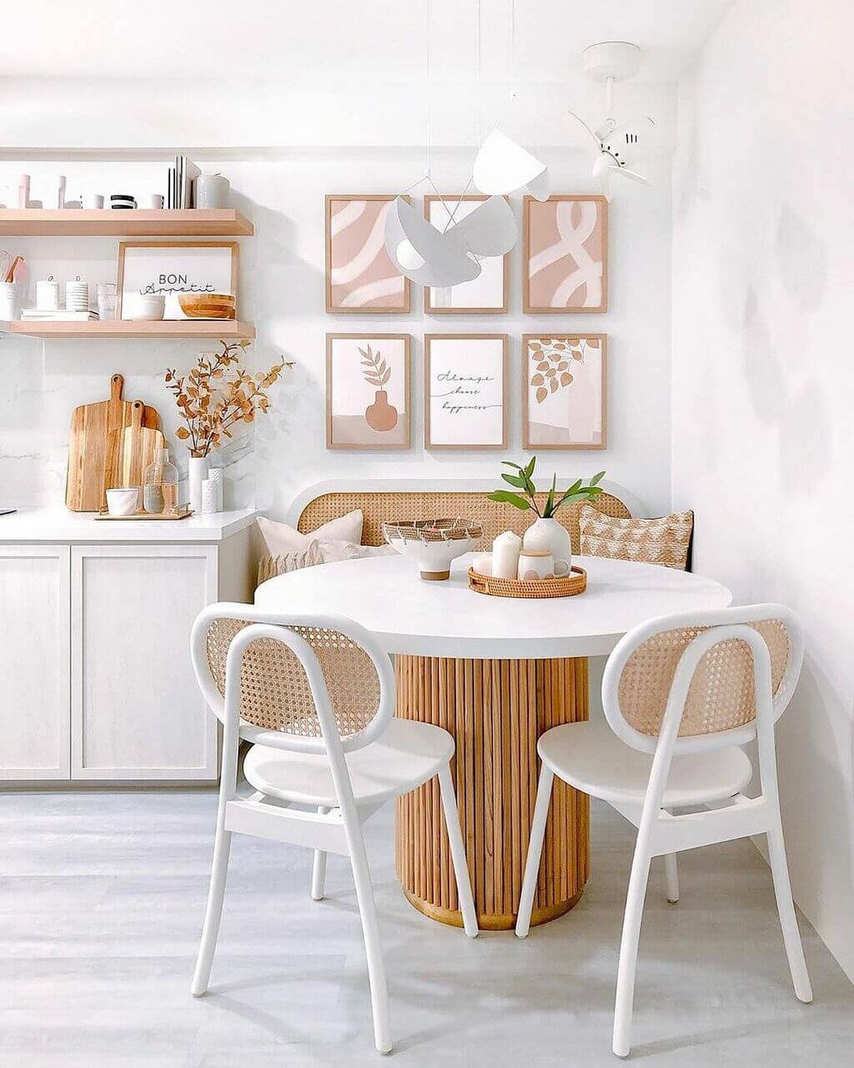 Nội thất gỗ, tông màu trắng kết hợp hài hòa tạo nên phòng ăn đẹp như tranh vẽ.