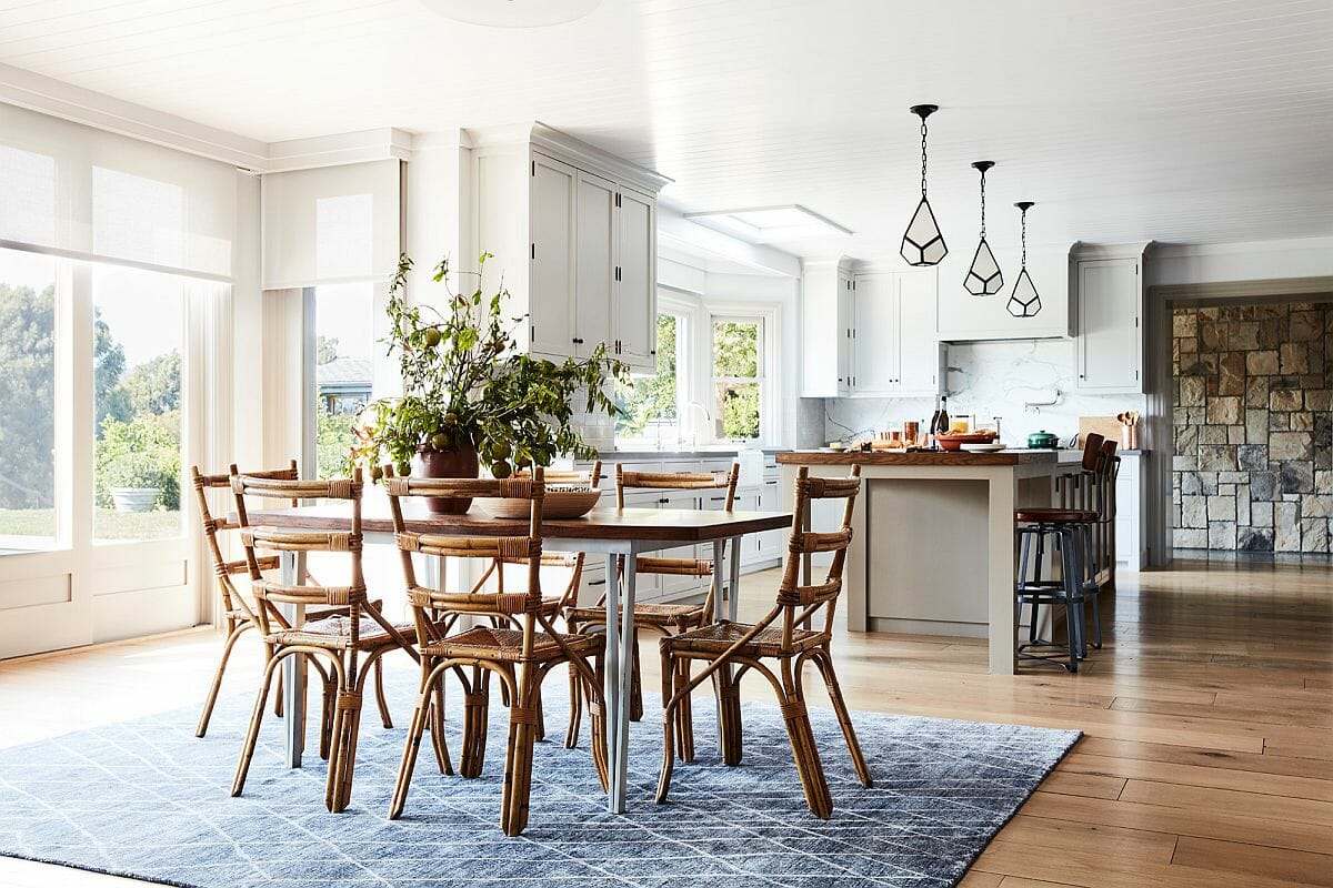 Tấm thảm tông màu tươi sáng giúp phân tách tương đối giữa phòng bếp và không gian ăn uống phong cách mở phóng khoáng.