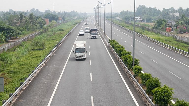 cao tốc có ô tô đang chạy