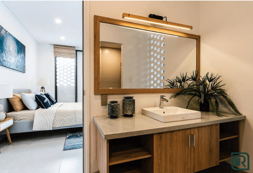 Thiết kế phòng tắm nhỏ đẹp sử dụng vật liệu xây dựng đá nhân tạo tạo không gian phòng tắm đẹp và rộng hơn