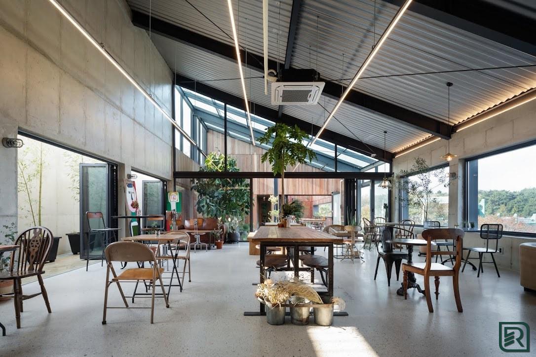 Không gian bên trong mẫu thiết kế quán cafe đẹp mở ra sân vườn rộng rãi