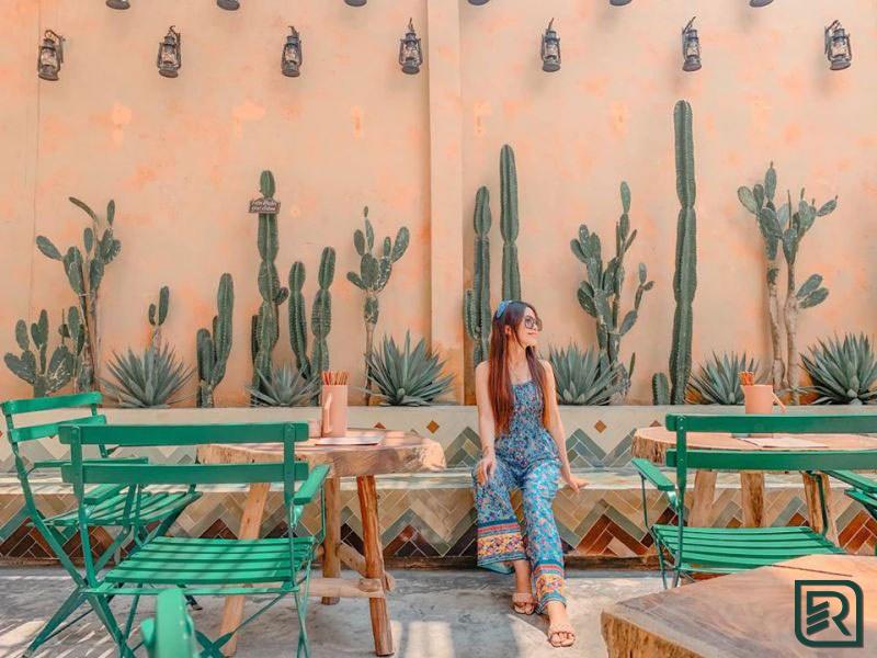 Thiết kế quán cafe sân vườn phong cách Maroc chủ yếu là gam màu nóng
