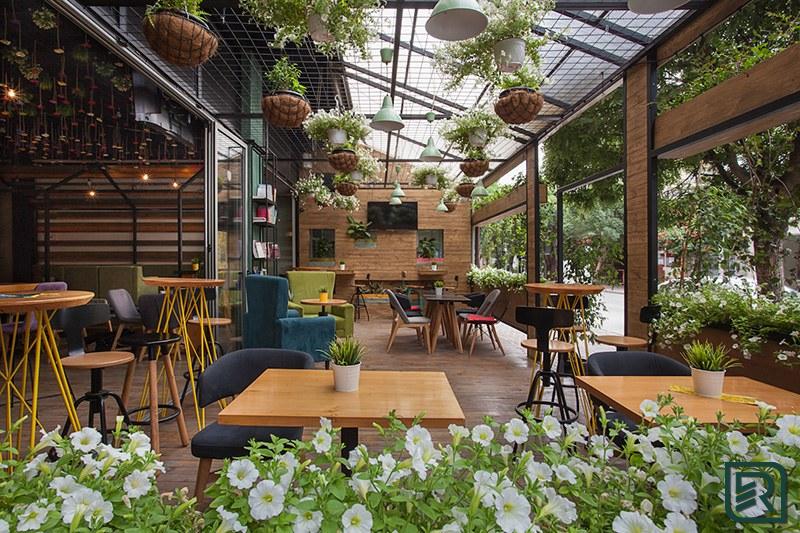 Quán cà phê sân vườn là không gian bạn có thể vừa thưởng thức hương vị cà phê thơm ngon vừa có thể hòa mình vào khung cảnh thiên nhiên yên bình.