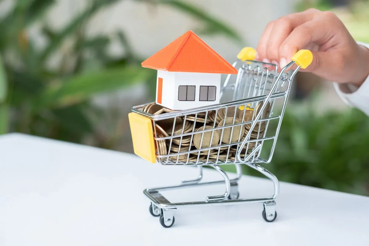 Hình ảnh minh họa tổng quan thị trường bất động sản với các tòa nhà cao tầng và đô thị đang phát triển