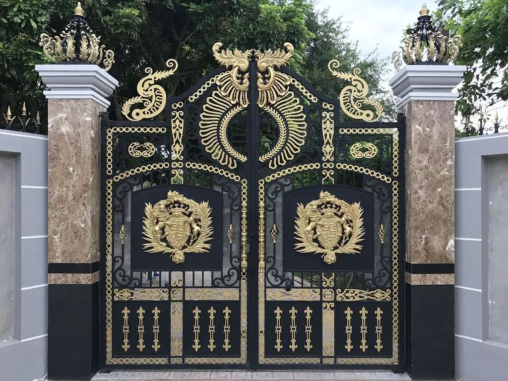 Mẫu cổng nhôm đúc hoa văn cầu kỳ dành cho biệt thự cổ điển sang trọng
