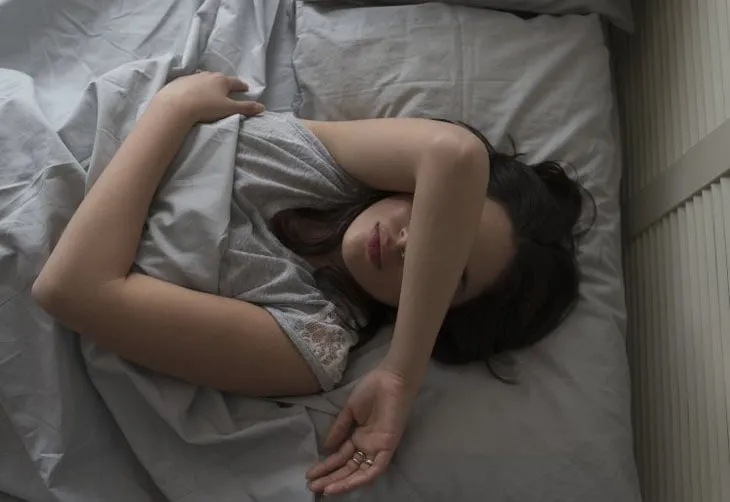 Người phụ nữ bị bóng đè khi ngủ trong phòng ngủ tối có thể là dấu hiệu nhà có phong thủy xấu ảnh hưởng giấc ngủ