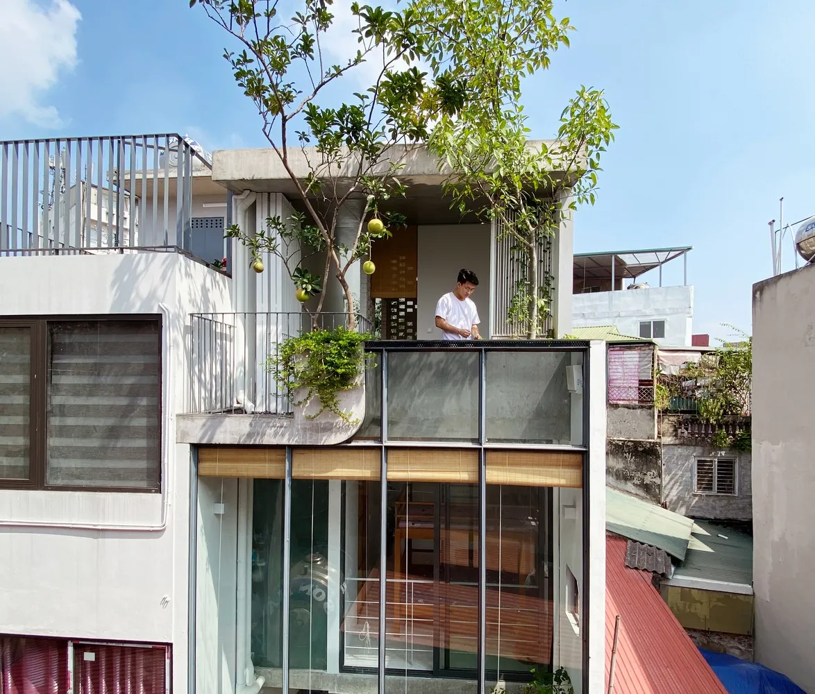 Mặt tiền nhà ống 5 tầng TH House tại Hà Nội với thiết kế hẹp đặc trưng trong đô thị