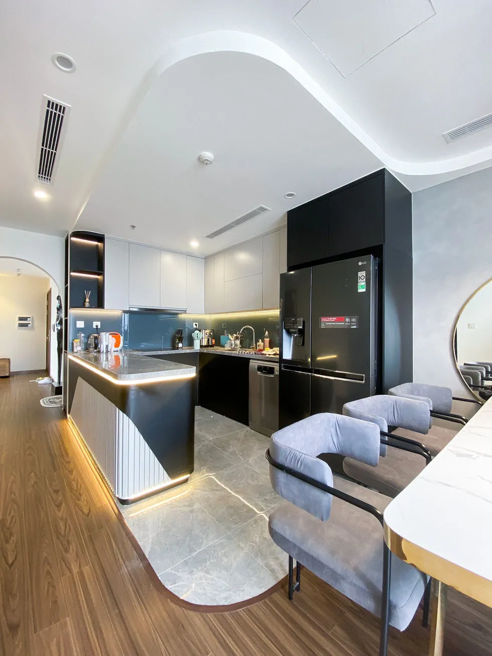 Khu bếp nấu hiện đại liền kề phòng ăn với hệ tủ kịch trần và đèn LED