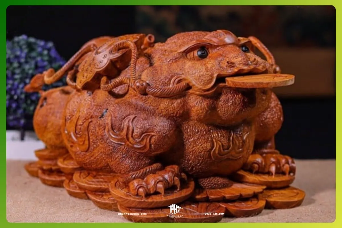 Tượng Thiềm Thừ ngậm tiền vàng đặt trên đống tiền cổ tượng trưng cho tài lộc dồi dào