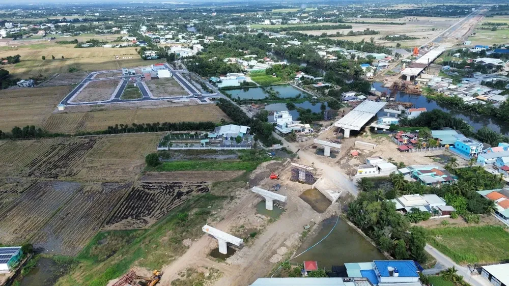 Thi công tuyến đường Vành đai 3 TP.HCM đoạn qua Bến Lức, gần vị trí khu dân cư 259ha theo quy hoạch