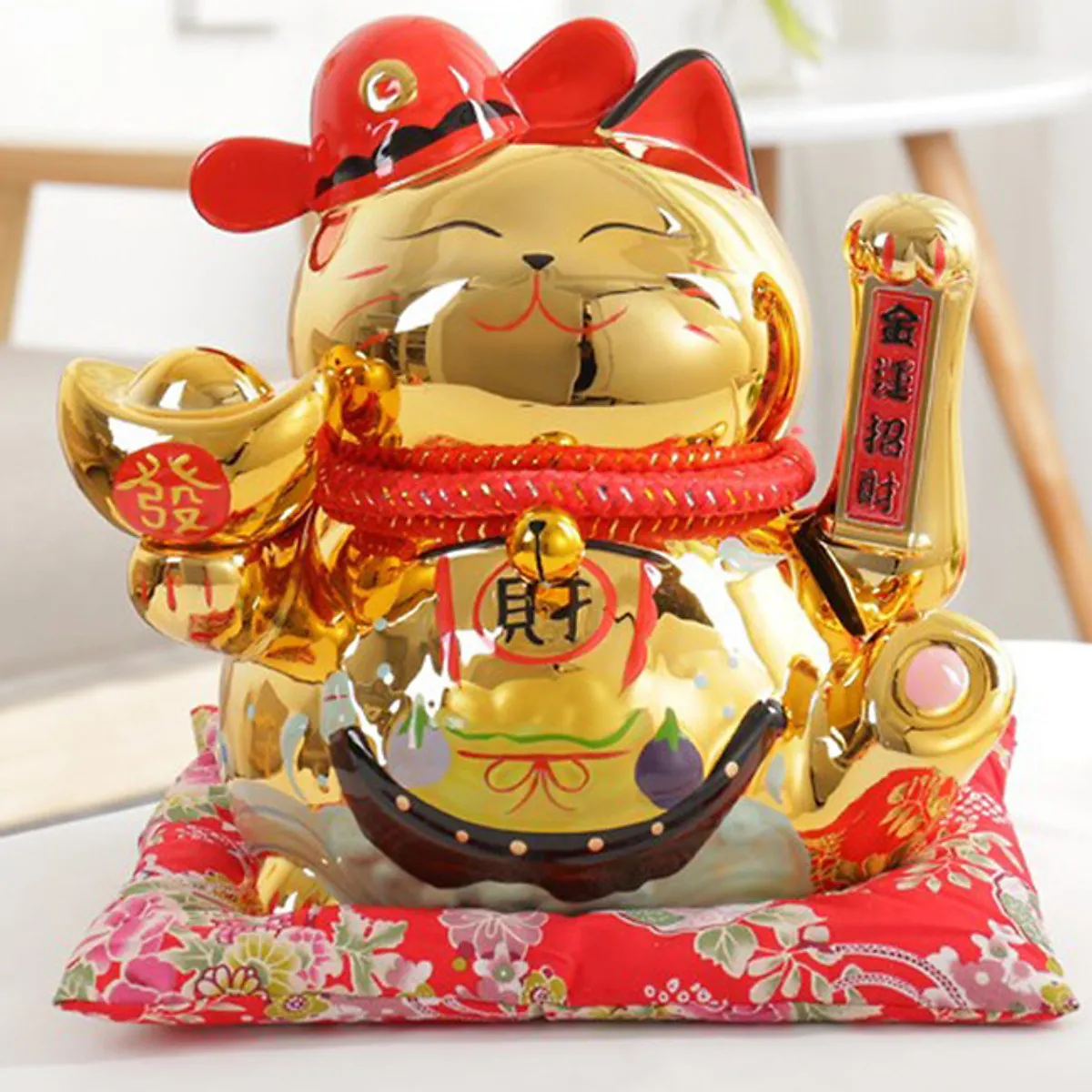 Mèo Thần Tài bằng gốm sứ đặt tại cửa hàng giúp thu hút khách và tăng cường vượng khí kinh doanh.