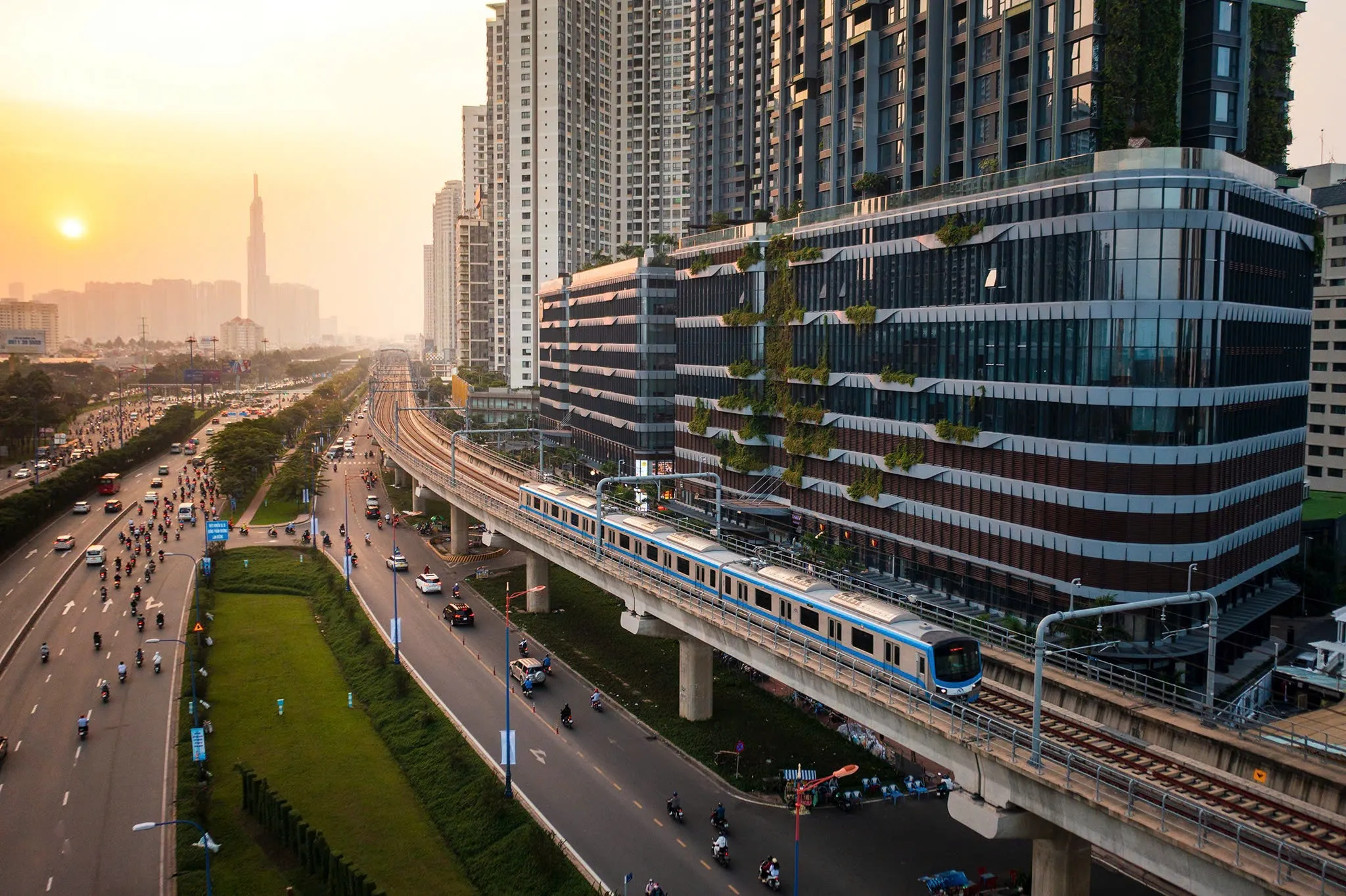 Hình ảnh đoàn tàu metro số 1 Bến Thành - Suối Tiên, tuyến đường sắt đô thị hiện đại đầu tiên của TP.HCM