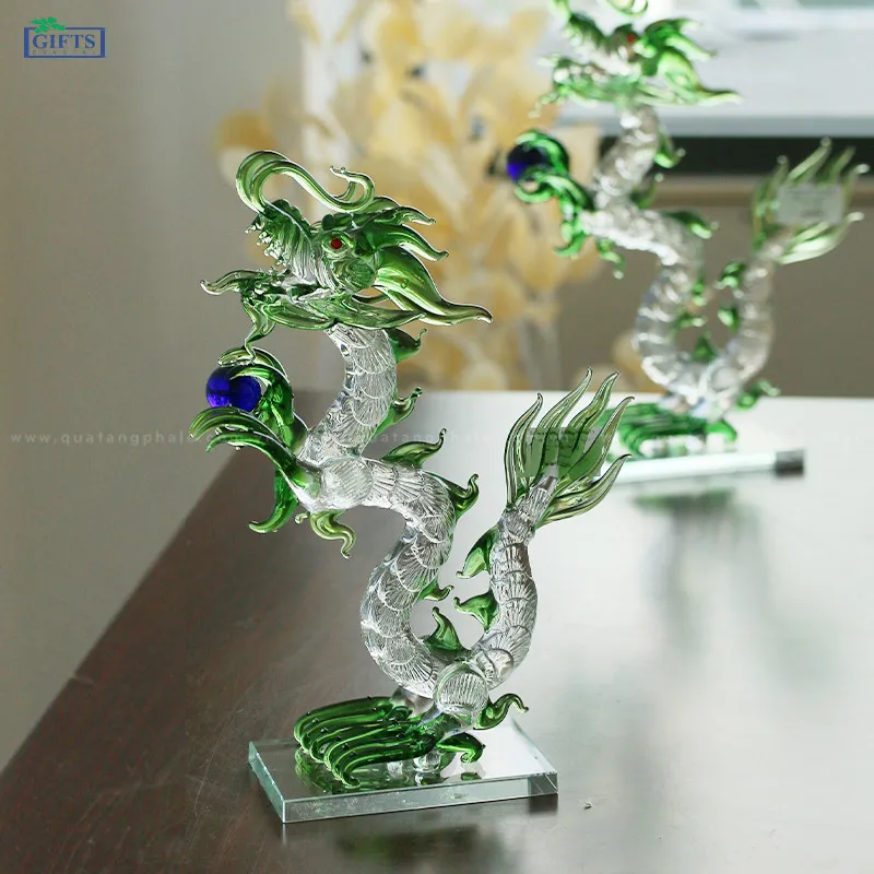 Tượng rồng vàng phong thủy oai phong biểu trưng cho quyền lực tối thượng và sự uy nghiêm trong không gian Việt