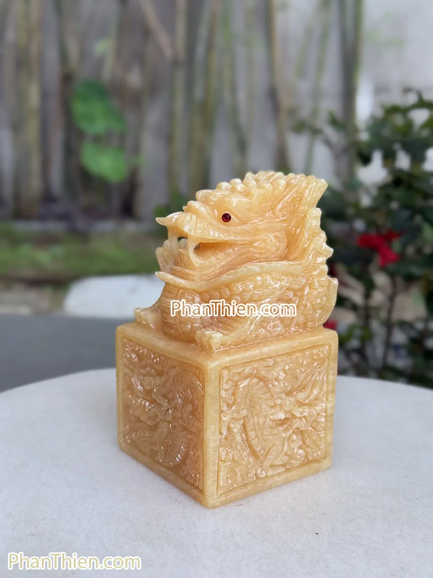 Ấn rồng phong thủy được chế tác từ đá ngọc Hoàng Long vàng nguyên khối cao 16cm thể hiện sự quyền quý