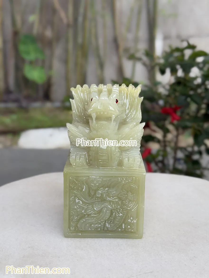 Chi tiết ấn rồng phong thủy đá onyx xanh ngọc cao 16cm được chạm khắc tỉ mỉ, phù hợp đặt trên bàn làm việc