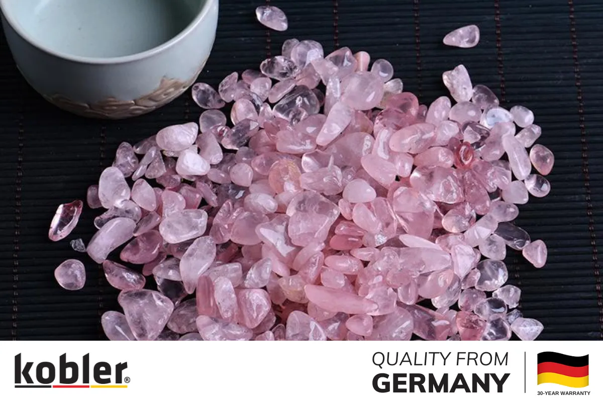 Vật phẩm đá thạch anh hồng Rose Quartz biểu tượng cho tình yêu và hạnh phúc