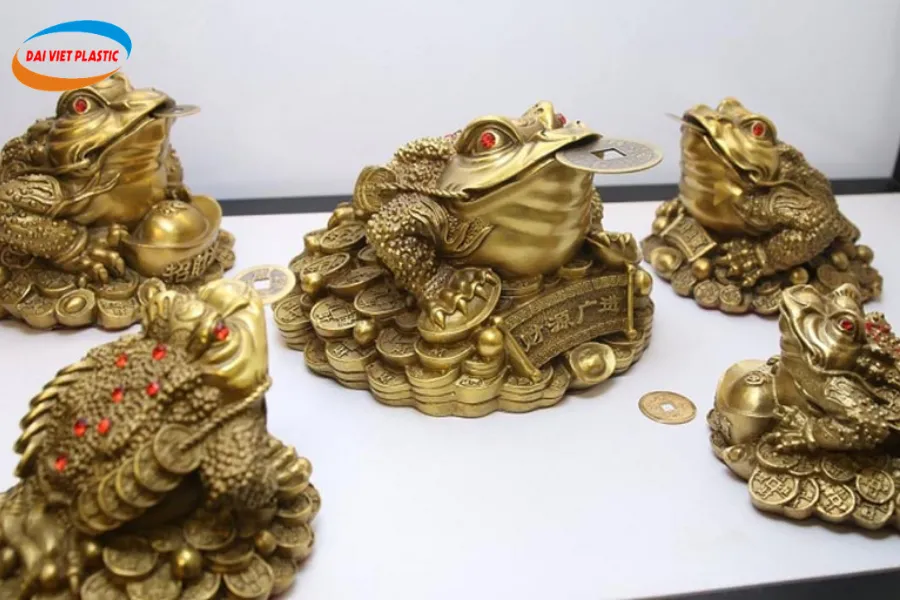 Cóc Thiềm Thừ bằng đá tự nhiên màu xanh ngọc, thể hiện sự tinh xảo và năng lượng phong thủy tích cực.