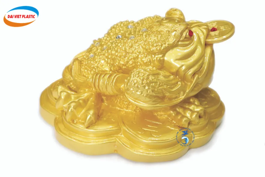 Hình ảnh chi tiết Cóc Thiềm Thừ ba chân ngậm tiền vàng, vật phẩm phong thủy chiêu tài.