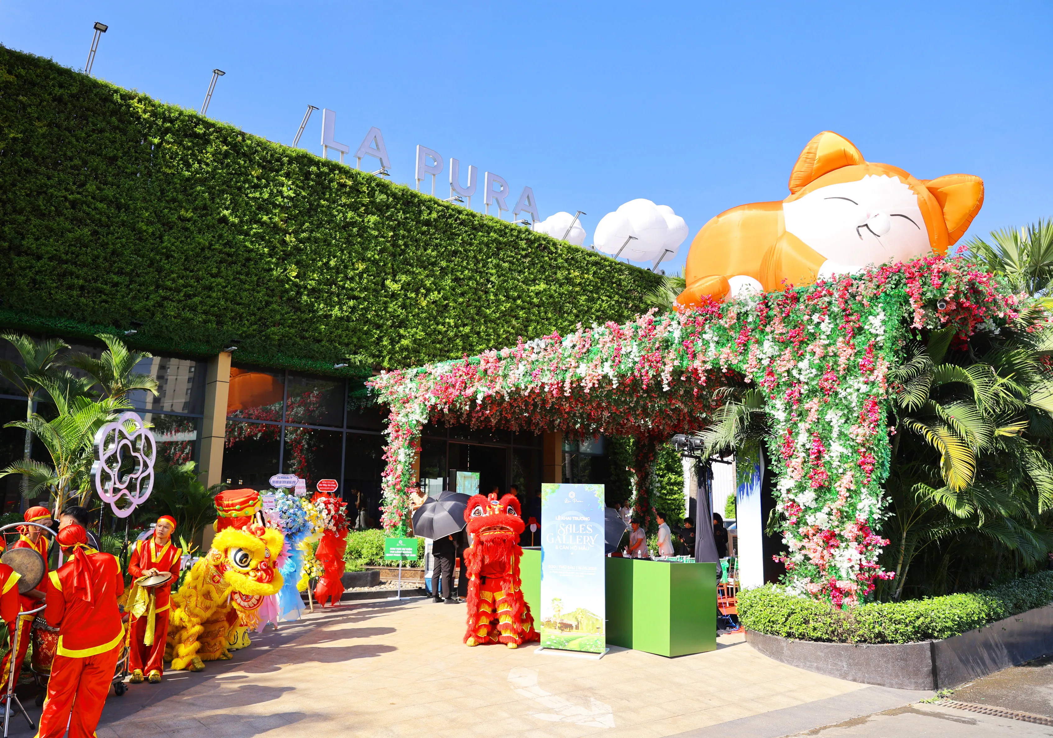 Không gian xanh mát chào đón khách hàng tại Sales Gallery La Pura.