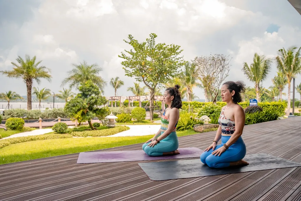 Phối cảnh một góc công viên ven sông tại Izumi City, nơi cư dân thư giãn và tận hưởng không gian xanh