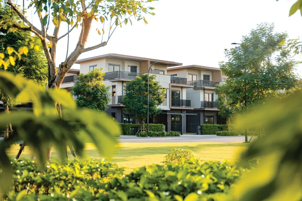 Toàn cảnh khu đô thị Izumi City với những dãy nhà phố ven sông và mảng xanh trù phú, biểu tượng cho cuộc sống tiện nghi và riêng tư