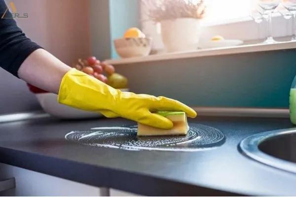 Khay chia ngăn trong ngăn kéo bếp giúp sắp xếp dụng cụ nấu nướng ngăn nắp