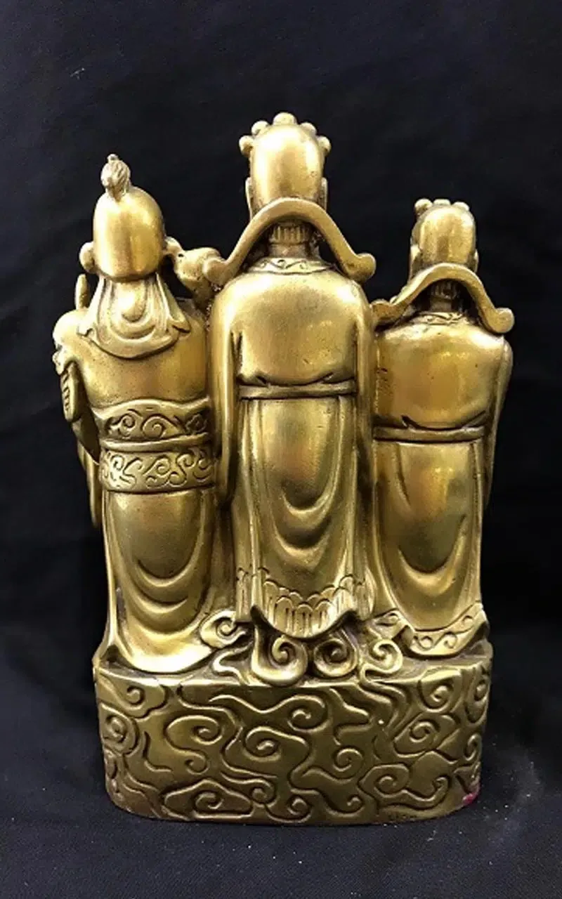 Cận cảnh chi tiết tượng Ngũ Bộ Thần Tài bằng đồng nguyên chất, vật phẩm phong thủy được ưa chuộng.