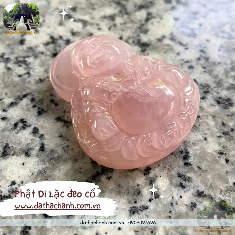 Mặt dây chuyền Phật Di Lặc đá thạch anh hồng nên được bảo quản cẩn thận khi không sử dụng