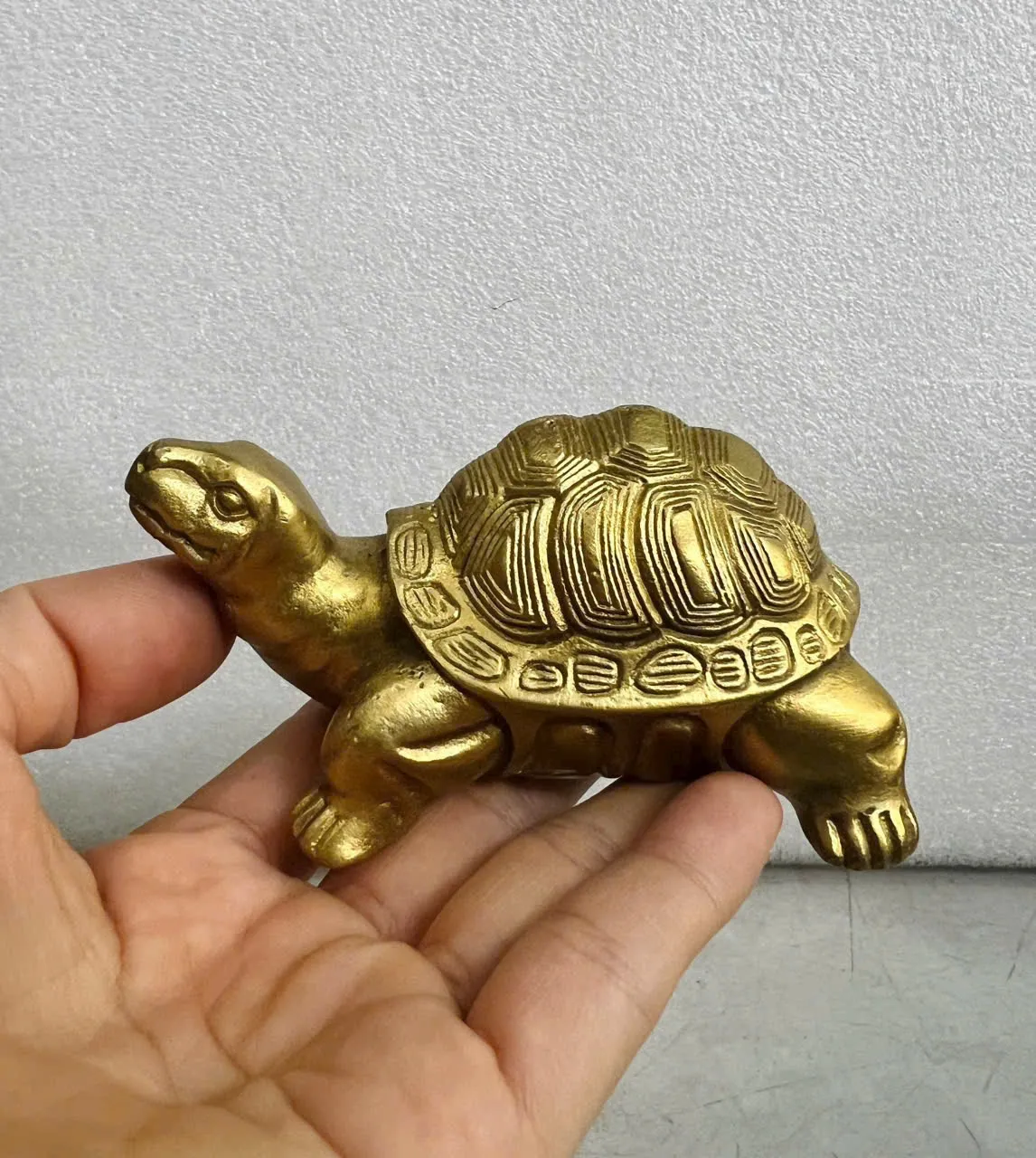 Tượng rùa phong thủy bằng đồng nguyên chất với chi tiết tinh xảo mang ý nghĩa trường thọ và bình an.