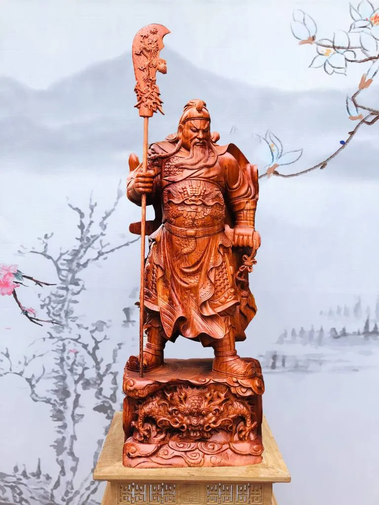 Tượng Quan Công bằng gỗ uy nghiêm, vật phẩm phong thủy mang ý nghĩa trấn trạch và bảo vệ gia chủ.