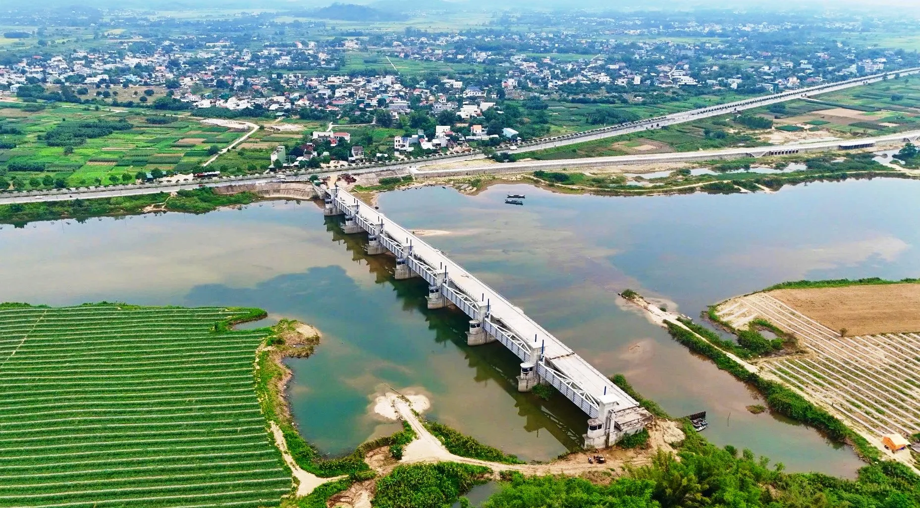 Đập dâng hạ lưu sông Trà Khúc kết nối Đảo Ngọc, xã Tịnh An, TP Quảng Ngãi, hạ tầng quan trọng cho khu đô thị mới.