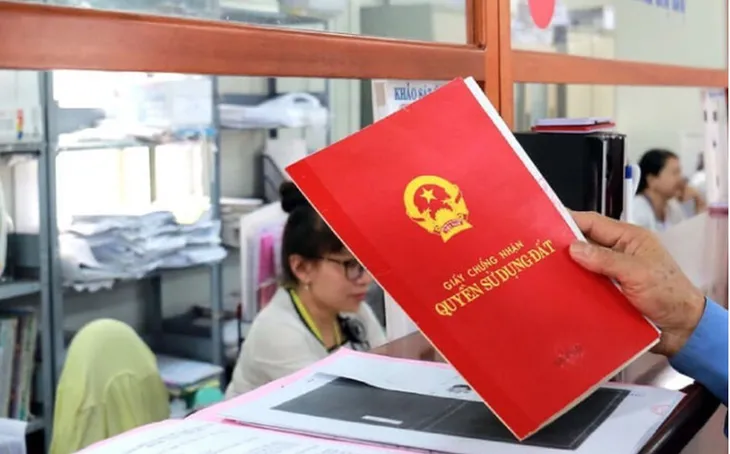 Người dân kiểm tra hồ sơ làm sổ đỏ và các giấy tờ đất đai liên quan theo quy định mới.