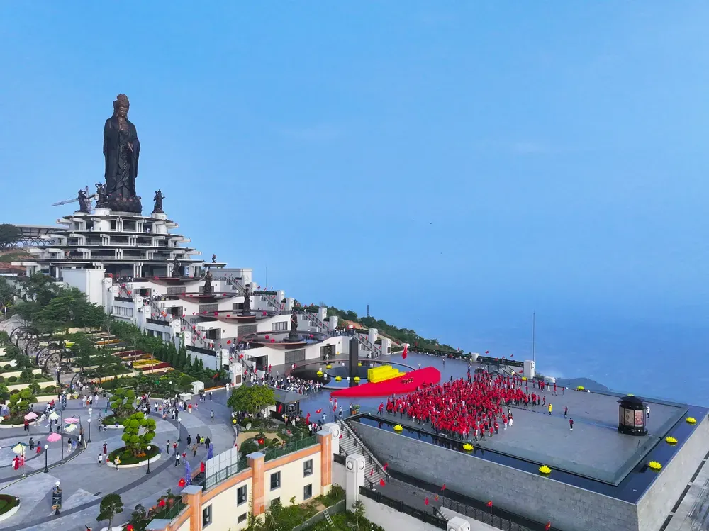 Tượng Phật Bà Tây Bổ Đà Sơn trên đỉnh núi Bà Đen, biểu tượng du lịch tâm linh Tây Ninh, thúc đẩy bất động sản nghỉ dưỡng khu vực.