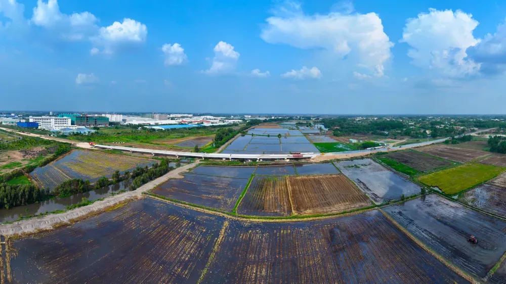 Cầu Tây Long đang hoàn thiện, kết nối hạ tầng giao thông Long An và Tây Ninh, động lực phát triển kinh tế và thị trường bất động sản liên tỉnh.