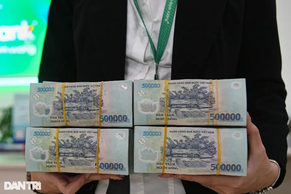 Giao dịch viên ngân hàng tư vấn chính sách vay vốn ưu đãi cho khách hàng trẻ mua nhà ở xã hội