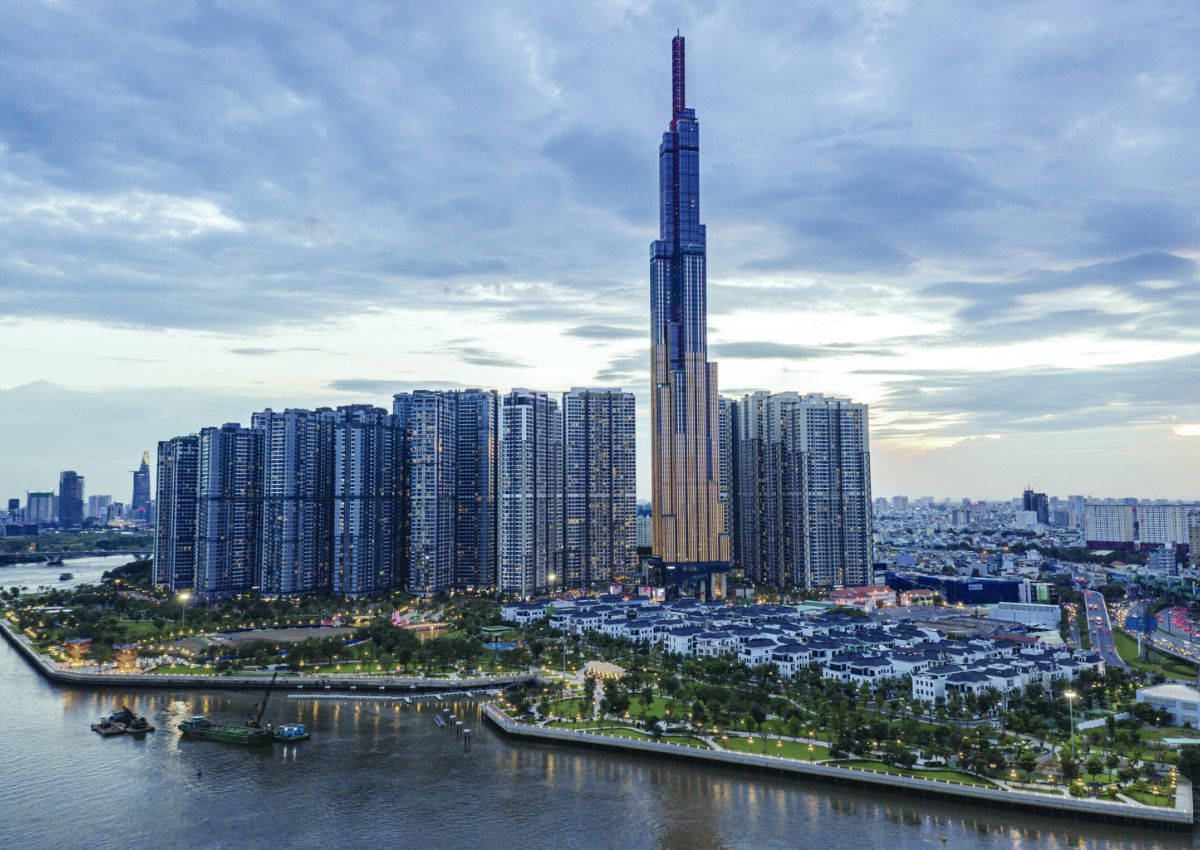 Ảnh minh họa tòa nhà Landmark 81 sừng sững giữa bầu trời thành phố Hồ Chí Minh.