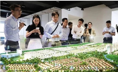 Hình ảnh chủ đầu tư nhận tiền mặt từ giao dịch bất động sản.