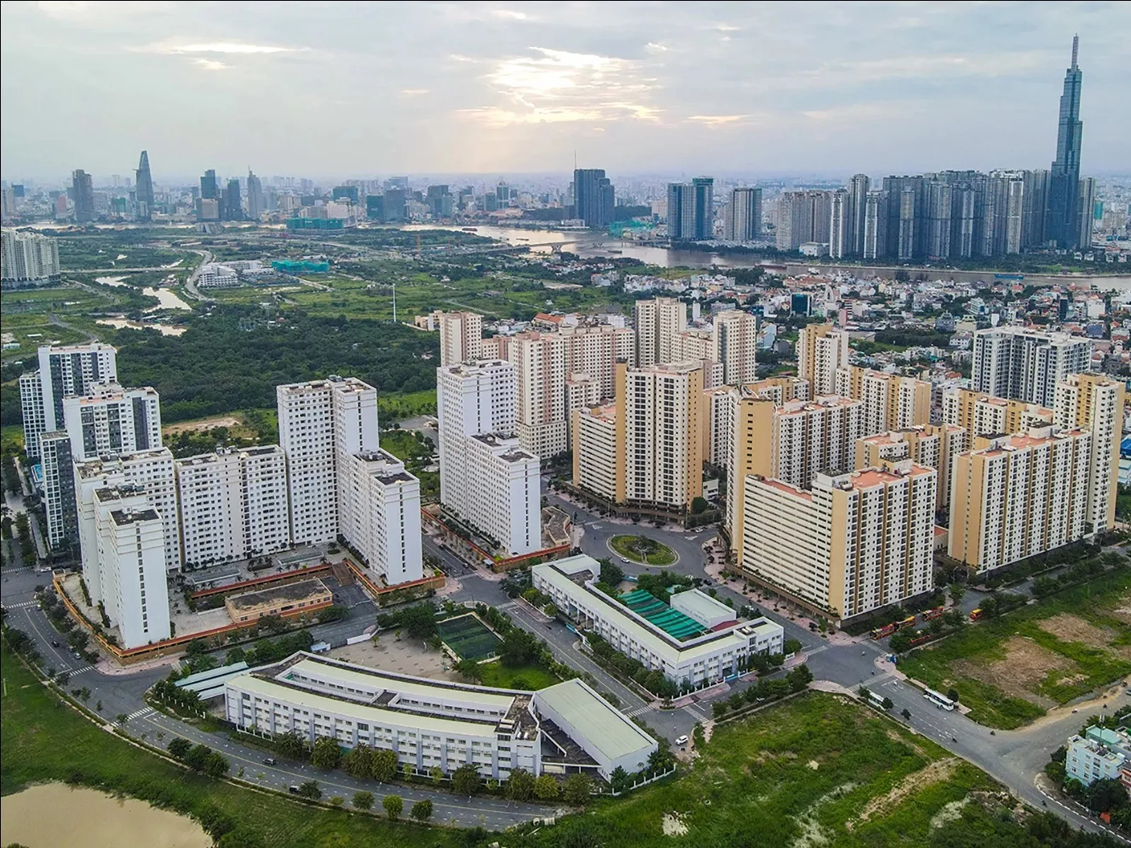 Hình ảnh mô tả khu nhà tái định cư hiện đại, với nhà cửa và cây xanh xung quanh.
